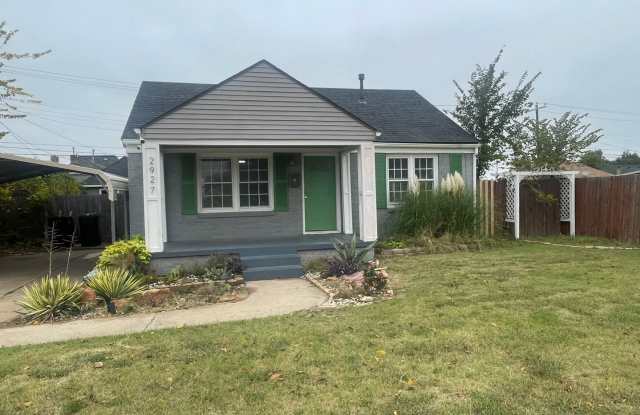 2 bed, 1 bath all updated and includes full size appliances! Walk to Uptown 23rd area! photos photos
