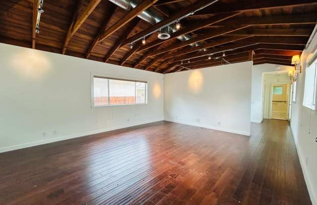Spacious One Bedroom + Den Backhouse! In Unit Laundry! Prime Location! photos photos Spacious One Bedroom + Den Backhouse! In Unit Laundry! Prime Location! photos photos