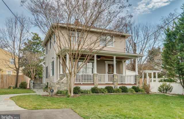 Charming Detached Colonial Minutes from Old Town Gallery 3