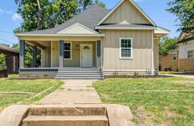1213 E Houston Street photos photos