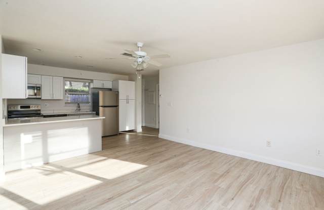 ***NO HOA, QUICK MOVE IN *** NAPLES PARK *** ANNUAL *** CLOSE TO THE BEACH***CLOSE TO MERCATO *** PET FRIENDLY*** Gallery 4