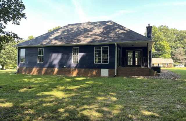 Nice home in the country, easy access to gate 10 and Land Between the Lakes! Gallery 4