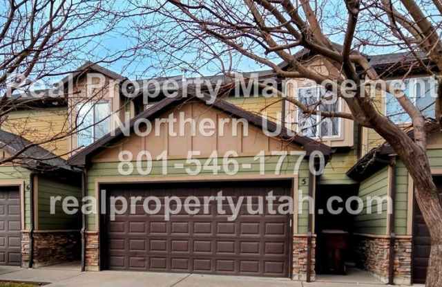 3 Bedroom 2 Bath Townhome in West Haven Available Now! photos photos