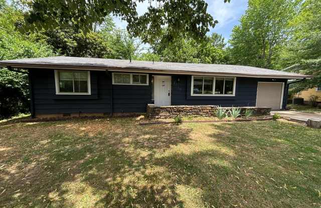 Stylish 3 Bedroom Home with Private Yard Near the University! photos photos
