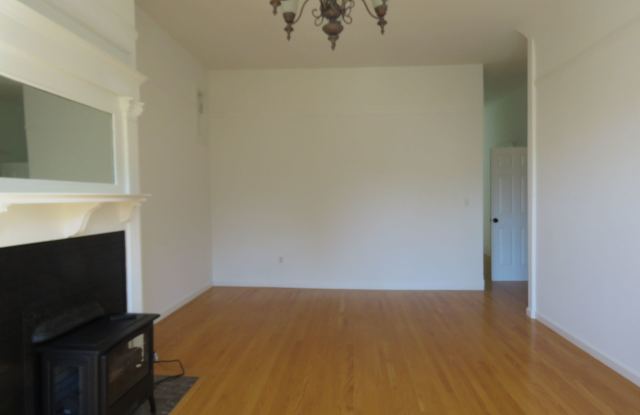 Near Alamo Square Park - 1 bedroom plus extra room - split bathroom  - Shared yard and shared coin-op washer/dryer Gallery 3