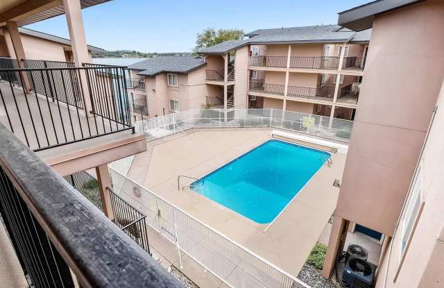 Lake Front Condo! Available NOW! Gallery 4