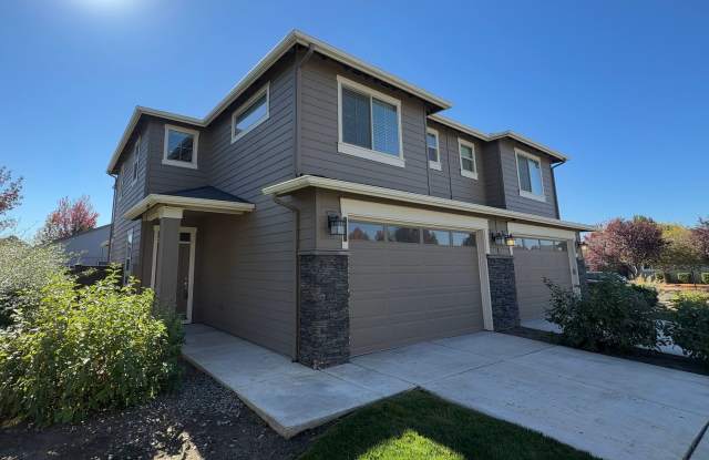 3 Bedroom / 2.5 Bath Duplex in Deer Crossing Community Gallery 1