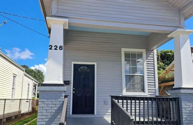 SINGLE FAMILY 3 BR/2 BA HOME WITH BACKYARD AND OFF STREET PARKING photos photos