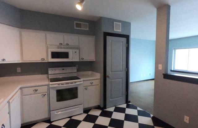 4516 Broadway #203 Avenue Gallery 2