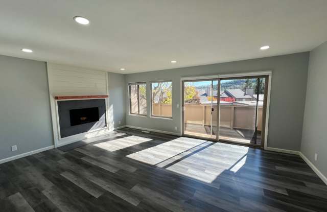 STUNNING FULLY RENOVATED THREE BEDROOM TOWNHOUSE Gallery 3