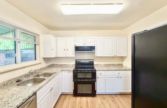 Updated Home w/Huge Garage, Fenced Yard Gallery 4