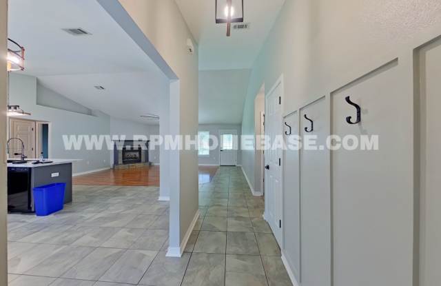 Spacious 3-Bedroom Home with Huge Fenced Backyard in South Crestview Gallery 3