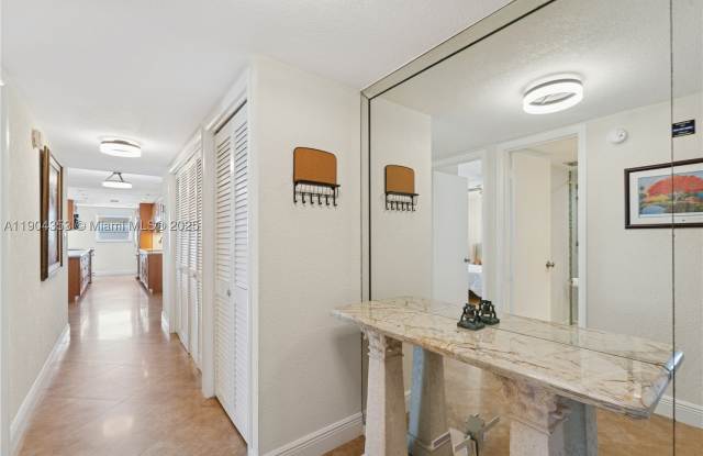 1160 Hillsboro Mile Gallery 4