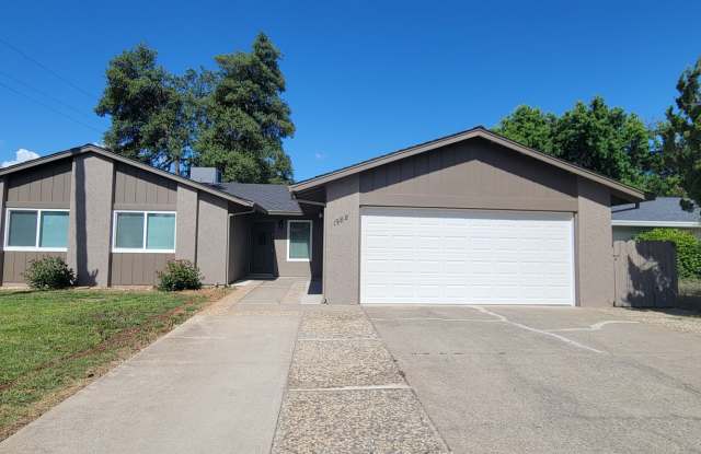 Newly Updated 3 Bdrm 2 Bath House Near Schools and Shopping, Corner of Shasta Pines and Mistletoe photos photos