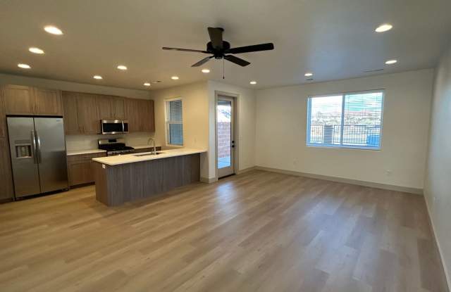 3 Bed, 2.5 Bath, 2 Car Garage For Rent! Gallery 4