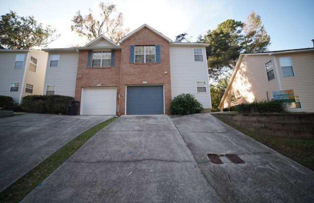2 bed/ 2 bath w/Garage close to Everything! Gallery 1
