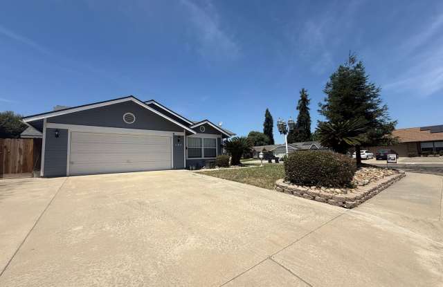 ***JUST REDUCED!!!*** 3-bedroom, 2-bath home in Visalia, CA! photos photos