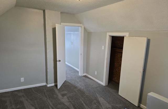 For Rent: Coming Soon! 318 E 9th St. 3 Bedroom 1 bath Spacious Home! Nice Yard! Pet Friendly! Gallery 4