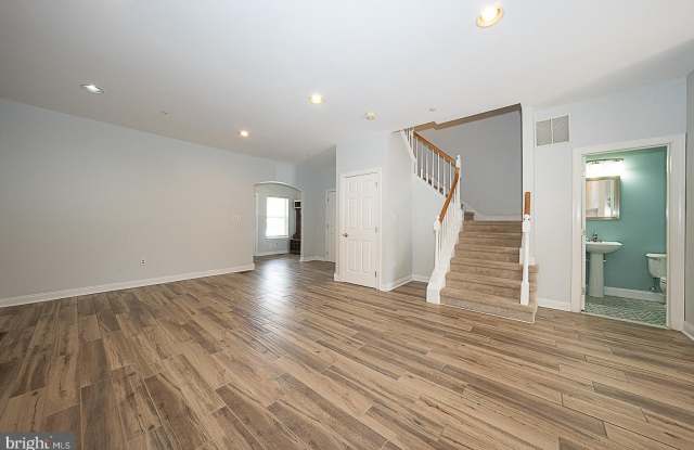757 WHITETAIL Circle Gallery 4