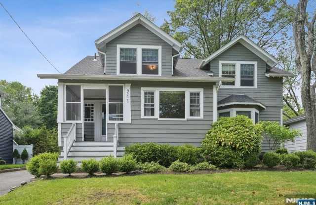 211 Pinelynn Road photos photos