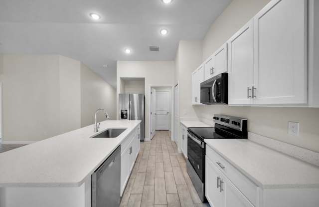 Single family for rent located in NE of Cape Coral FL!. 4BR/2B.Rapid approval. CITY WATER! Gallery 3