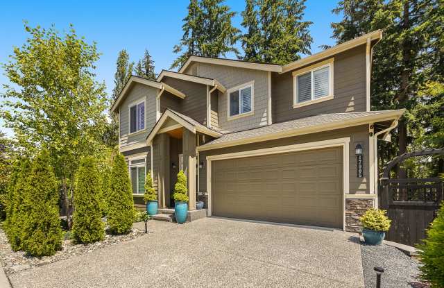 Stunning 4 Bedroom 2.5 Bathroom Home in Quiet Area of Lynnwood! Gallery 1
