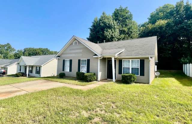 This lovely three bedroom two bath home in Charlotte, NC Gallery 4