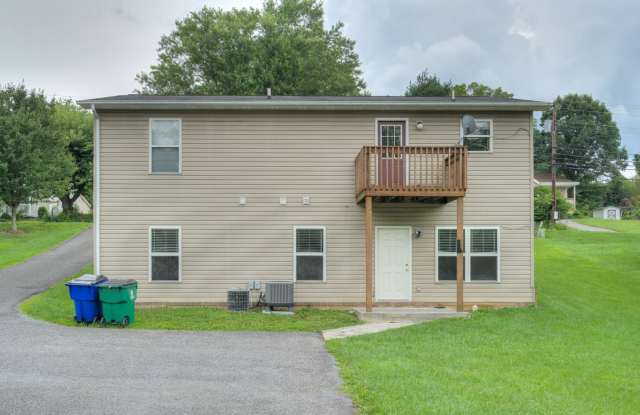 Renovated 3-Bedroom, 2-Bath Duplex on Giles Rd Gallery 3