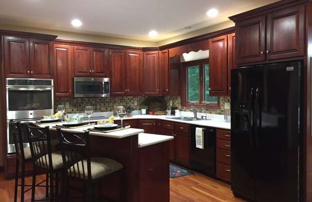 Beautifully secluded 5 bedroom home in the woods. Gallery 4