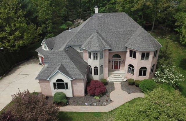 60 Beech Cliff Dr - 60 Beech Cliff Drive, Amherst, OH 44001