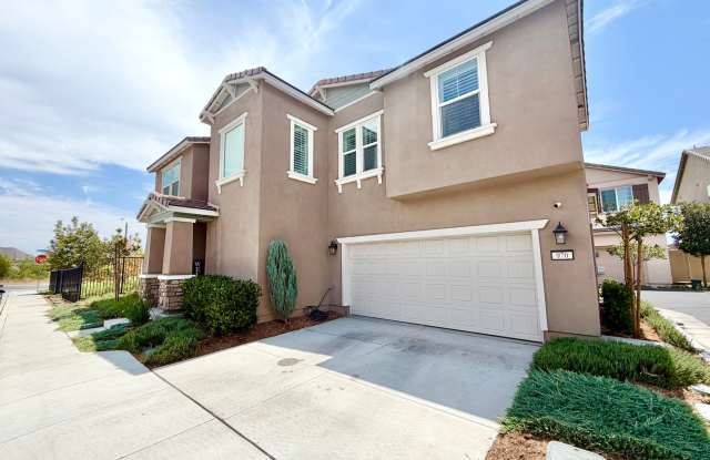 Ashland Springs 3 Bedroom Home with Solar and Community Dog Park & Tot Lot Gallery 3