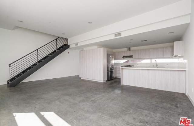 660 Rose AVE - 660 Rose Avenue, Los Angeles, CA 90291