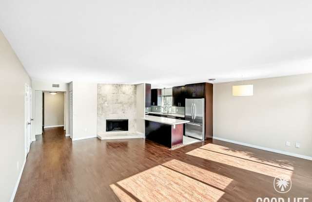 Beautiful 3B/2BA condo with Washer/Dryer  Large Backyard in Midway District! photos photos