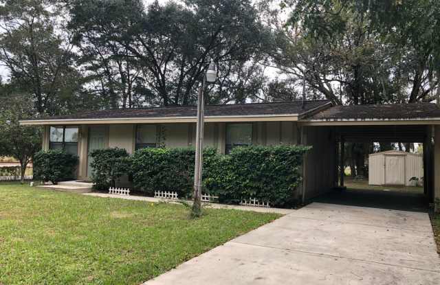 MOVE IN NOW!! NEW VINYL PLANK FLOORING IN BEDROOMS- COZY 2 BEDROOMS 1 BATHROOM HOME ON SPACIOUS FENCED IN LOT!! NEWER A/C!! Gallery 1