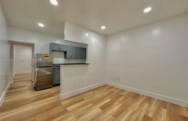 5545 N Miami Ave photos photos