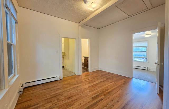 *AVAILABLE NOW* 3-Bedroom with Partially Fenced Yard - Feels like a separate house! *$1000 Deposit* Gallery 3