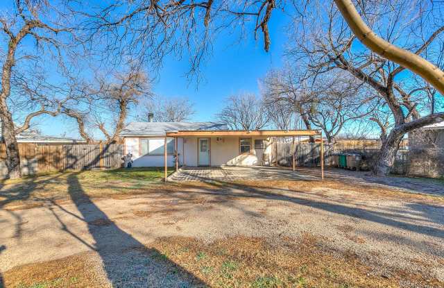 AVAILABLE FOR PRE-LEASE DECEMBER 2026 - Lakefront Home + Fully Furnished! Gallery 3