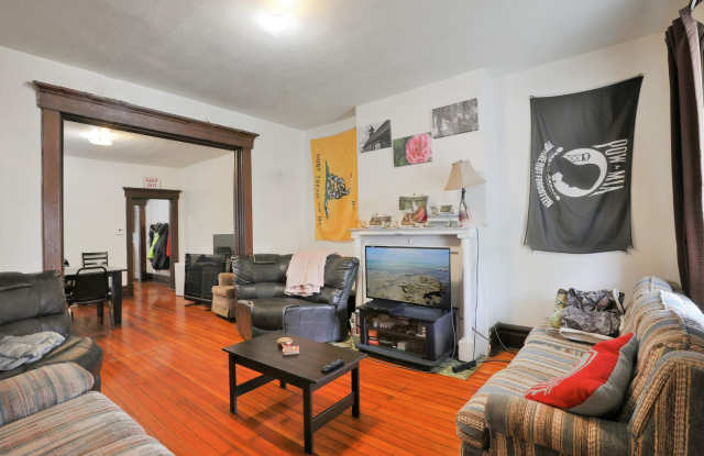 5 Bedroom Right off of High St - OSU Campus Gallery 4