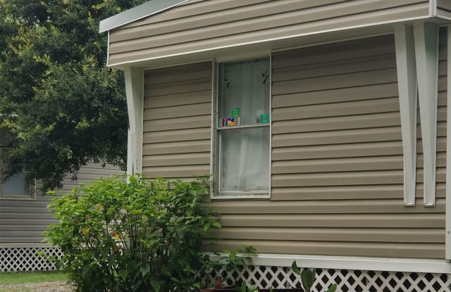 Livingston MHP - 15805 Dewitt Court, Lutz, FL 33549