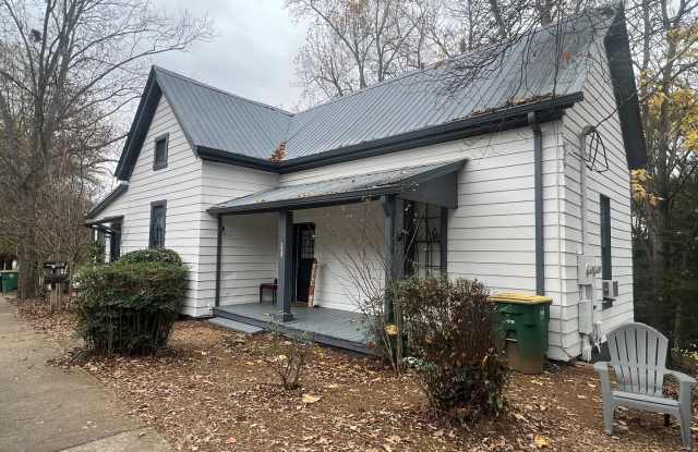 Spacious 1 Bedroom in Tri-plex House on Boulevard Gallery 1
