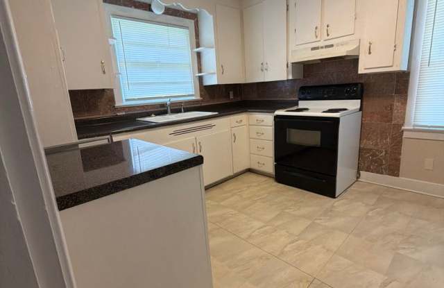 AVAILABLE NOW!  3 Bedroom 2 Bath Gallery 4