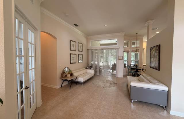 403 NW LYNDHURST Court Gallery 4