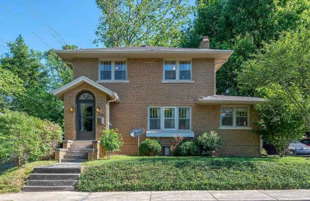 Fully Furnished 4/5Br 2.5 Bath South Campus - Available August 2027 Gallery 3