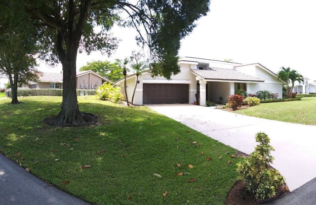 678 Lakewoode Circle E - 678 East Lakewoode Circle, Delray Beach, FL 33445