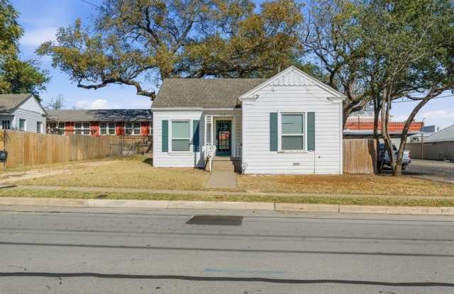 128 W Oak Street - 128 West Oak Street, Weatherford, TX 76086