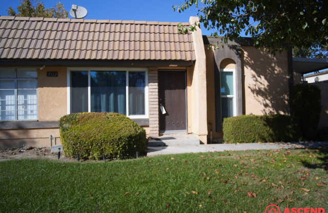 Apartment in Central Bakersfield! - 3512 Sampson Court, Bakersfield, CA 93309