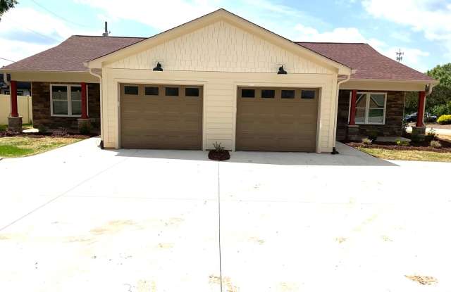 Court Square Town Home Duplex Apartment with Attached Garage Gallery 2