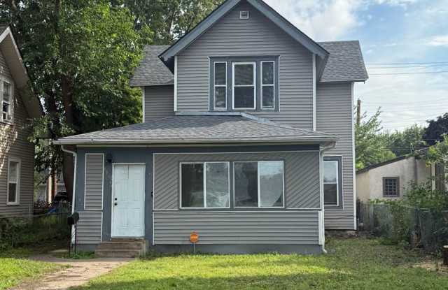 3 bedrooms 2 bath house, Available sept 1st photos photos
