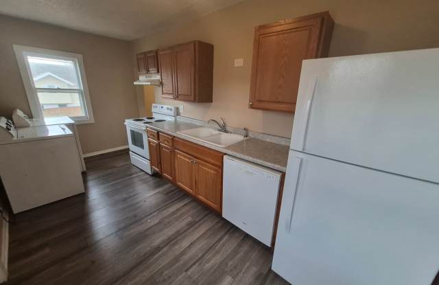Two Bedroom, One Bathroom Home with Washer/Dryer! Gallery 4
