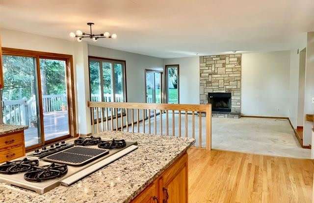 2533 WHISPERING PINES Drive Gallery 4